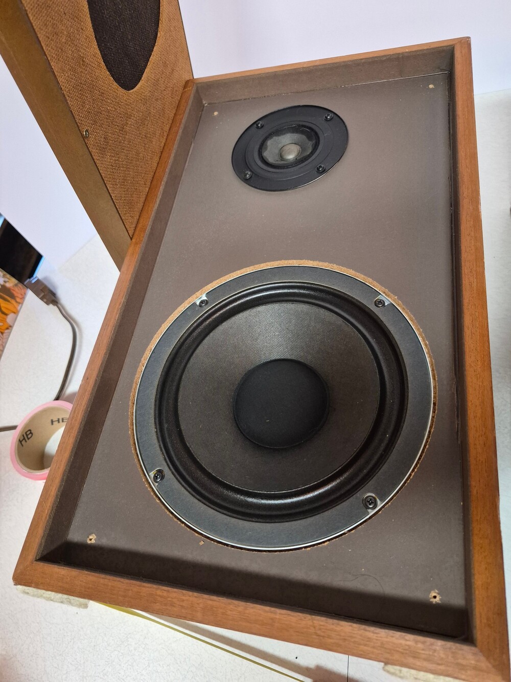 Wooden Cabinet Speaker with Woofer and Tweeter